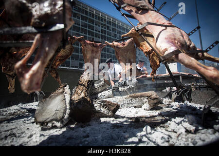 Buenos Aires, Argentina. 9th Oct, 2016. Chefs compete during the Federal Barbecue Championship in Buenos Aires, Argentina, on Oct. 9, 2016. The Federal Barbecue Championship took place on Oct. 9. Credit:  Martin Zabala/Xinhua/Alamy Live News Stock Photo
