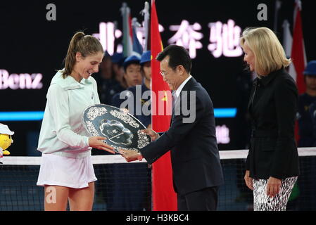 Beijing, China. 9th Oct, 2016. Johanna Konta receives the award at the award ceremony of the China Open, October 9th, 2016. Credit:  SIPA Asia/ZUMA Wire/Alamy Live News Stock Photo