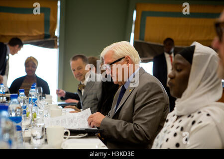 Abuja, Nigeria. 10th Oct, 2016. German foreign minister meets with representatives of the young generation of Nigeria in Abuja during his visit to Nigeria Credit:  Rey T. Byhre/Alamy Live News Stock Photo