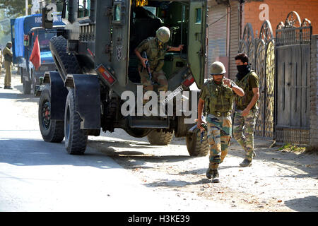 Pampore, Indian Kashmir. 10th Oct, 2016. Indian army soldiers arrive near the site of a gun battle between Indian security forces and militants on the outskirts of Srinagar Oct 10, 2016. Credit:  Saqib Majeed/Alamy Live News Stock Photo