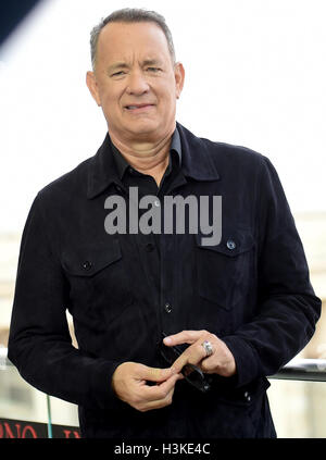 Berlin, Germany. 10th Oct, 2016. American actor Tom Hanks in front of the Brandenburg Gate during the 'Inferno' photocall in Berlin, Germany, 10 October 2016. Photo: Britta Pedersen/dpa/Alamy Live News Stock Photo