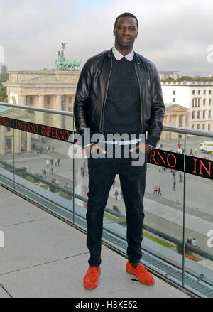 Berlin, Germany. 10th Oct, 2016. French actor Omar in front of the Brandenburg Gate during the 'Inferno' photocall in Berlin, Germany, 10 October 2016. Photo: Britta Pedersen/dpa/Alamy Live News Stock Photo