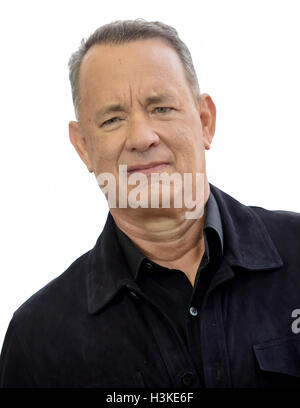 Berlin, Germany. 10th Oct, 2016. American actor Tom Hanks in front of the Brandenburg Gate during the 'Inferno' photocall in Berlin, Germany, 10 October 2016. Photo: Britta Pedersen/dpa/Alamy Live News Stock Photo