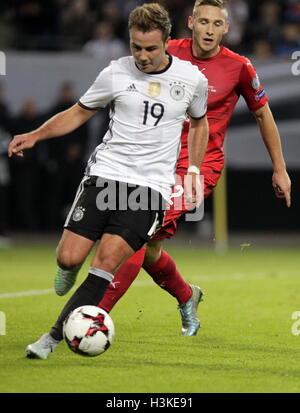 Volksparkstadion, Hamburg, Germany. 08th Oct, 2016. World Cup Qualifying. Germany versus Czech Republic. Mario Gotze in action © Action Plus Sports/Alamy Live News Stock Photo