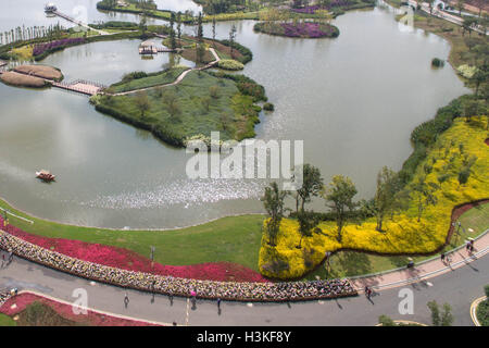 Kunming, China's Yunnan Province. 10th Oct, 2016. Tourists go sightseeing at Gudian wetland park in Jinning County of Kunming, capital of southwest China's Yunnan Province, Oct. 10, 2016. © Hu Chao/Xinhua/Alamy Live News Stock Photo