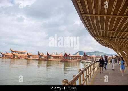 Kunming, China's Yunnan Province. 10th Oct, 2016. Tourists go sightseeing at Gudian wetland park in Jinning County of Kunming, capital of southwest China's Yunnan Province, Oct. 10, 2016. © Hu Chao/Xinhua/Alamy Live News Stock Photo