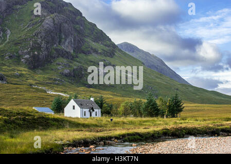 The remote Lagangarbh Hut along River Coupall in front of Buachaille Etive Mor in Glen Coe, Scottish Highlands, Scotland Stock Photo