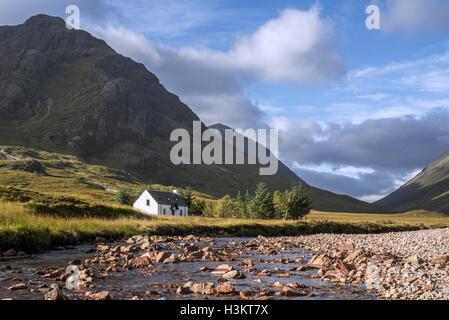 The remote Lagangarbh Hut along River Coupall in front of Buachaille Etive Mor in Glen Coe, Scottish Highlands, Scotland Stock Photo