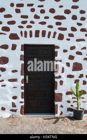 Fuerteventura, Canary Islands, North Africa, Spain: cactus and details of a house built in Spanish architecture in the little village of Telia Stock Photo