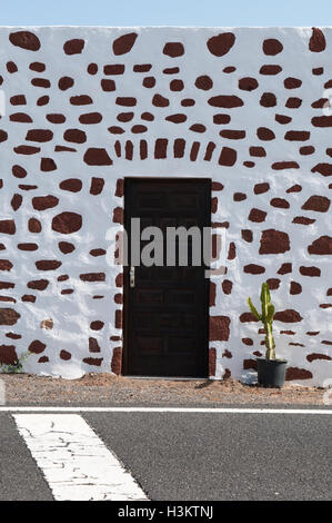 Fuerteventura, Canary Islands, North Africa, Spain: cactus and details of a house built in Spanish architecture in the little village of Telia Stock Photo