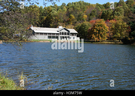 Blue Ridge Parkway, Virginia, USA. View of Peaks of Otter restaurant and Abbott Lake  in autumn. Stock Photo