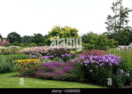 SUMMER FLOWER BEDS AND BORDERS AT RHS WISLEY. Stock Photo