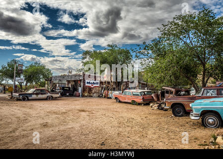 Old car wrecks left at the Hackberry General Store Stock Photo