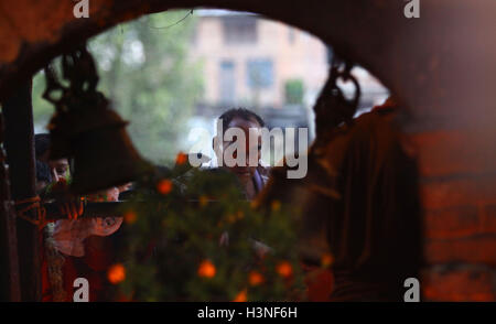 Bhaktapur, Nepal. 11th Oct, 2016. A devotee offer prayes at Bhramayani temple during the Dashami, the tenth day of Hindu's biggest religious 'Dashain'' festival in Bhaktapur, Nepal © Sunil Sharma/ZUMA Wire/Alamy Live News Stock Photo