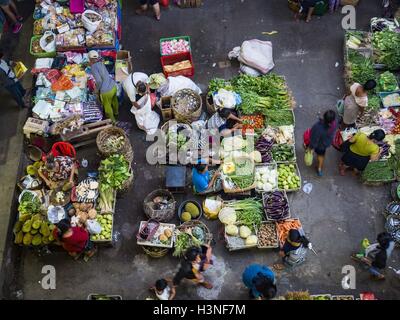 Ubud, Bali, Indonesia. 11th Oct, 2016. The morning market in Ubud is for produce and meat and serves local people from about 4:30 AM until about 7:30 AM. As the morning progresses the local vendors pack up and leave and vendors selling tourist curios move in. By about 8:30 AM the market is mostly a tourist market selling curios to tourists. Ubud is Bali's art and cultural center. © Jack Kurtz/ZUMA Wire/Alamy Live News Stock Photo