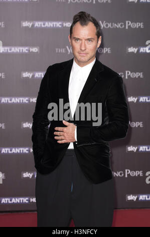 Rome, Italy. 9th Oct, 2016. Jude Law attends 'The Young Pope' premiere at The Space Cinema Moderno on October 9, 2016 in Rome, Italy. | Verwendung weltweit © dpa/Alamy Live News Stock Photo
