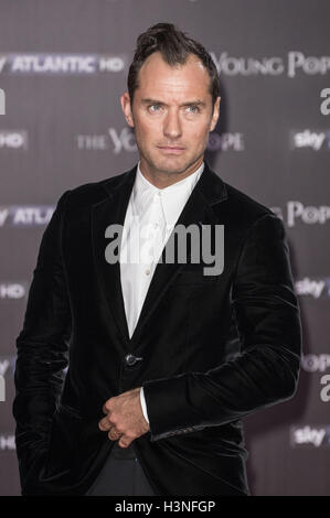 Rome, Italy. 9th Oct, 2016. Jude Law attends 'The Young Pope' premiere at The Space Cinema Moderno on October 9, 2016 in Rome, Italy. | Verwendung weltweit © dpa/Alamy Live News Stock Photo