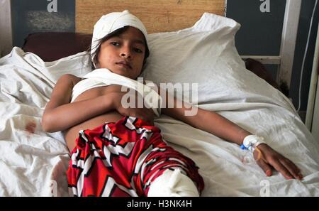 (161011) -- MEHTARLAM (AFGHANISTAN), Oct. 11, 2016 (Xinhua) -- An Afghan child receives medical treatment at a local hospital in Mehtarlam, capital of Afghanistan's eastern province of Laghman, on Oct. 11, 2016. One police and three militants were killed and 22 other persons injured when Taliban attacked checkpoints in outskirts of Mehtarlam city on Tuesday, the provincial government said. (Xinhua/Rahman Safi) Stock Photo