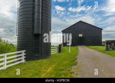 Harrodsburg, Kentucky: Meadow View Barn and silo at The Shaker Village of Pleasant Hill Stock Photo