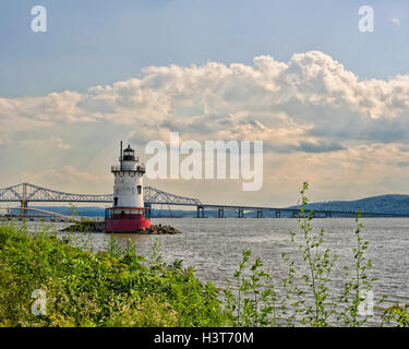 Tarrytown Lighthouse or Kingsland Point or Sleepy Hollow light house and Tappan Zee Bridge with cranes building new bridge before its 2019 demolition Stock Photo