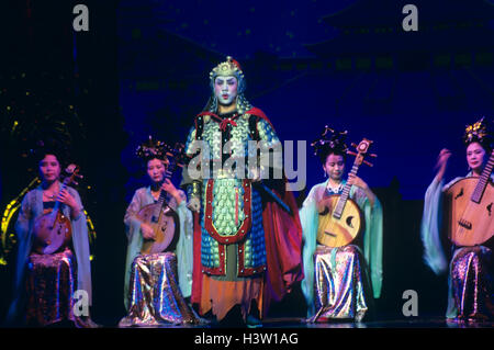 1990s TANG DYNASTY STYLE ENTERTAINMENT SHOW MALE SINGER AND MUSICIANS XIAN CHINA Stock Photo