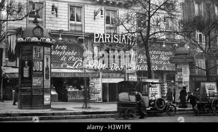 1900s 1910 STREET SCENE SHOWING A KIOSK AND THE FRONT OF THE KING OF CINEMAS THEATER PARIS FRANCE Stock Photo