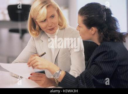 Businesswomen, two, desk Manager, conversation, discussion, entertainment, communication, colleague, eye contact, Teamwork, cooperation, women, clerks, office, occupation, work, work Stock Photo