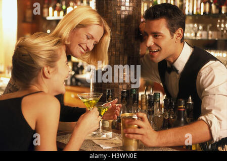 Locally, barkeepers, counter, women, young, happy, flirtation, conversation, women, bar, bar, go out, drink fun, friends, friends, entertainment, fun, amusement Stock Photo