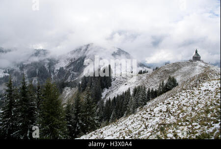 Tegernsee, Germany. 12th Oct, 2016. A snowman stands on the Wallberg ...