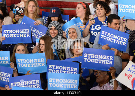 Miami, FL, USA. 11th Oct, 2016. Atmosphere as Democratic Presidential Candidate Hillary Clinton and Former Vice President Al Gore campaign during a rally to discuss climate Change on October 11, 2016 in Miami, Florida. Credit:  Mpi04/Media Punch/Alamy Live News Stock Photo