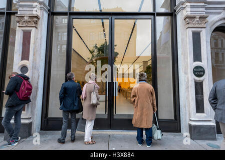 London, UK. 13th Oct, 2016. The Apple Store in Regent Street, closed since June of this year, has had a makeover Foster   Partners. Unveiled today, amongst the many changes, the new store features trees in a double height grand hall, seven metres high and will be open to the public on 15 October. Credit:  Stephen Chung/Alamy Live News Stock Photo