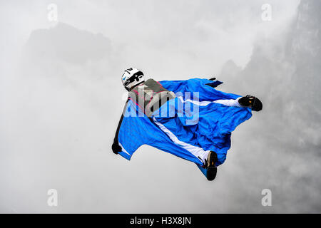 Zhangjiajie, China's Hunan Province. 13th Oct, 2016. Ellen Brennan of the United States glides during the qualification of World Wingsuit League (WWL) China Grand Prix 2016 in Zhangjiajie, central China's Hunan Province, Oct. 13, 2016. Ellen Brennan is the only female wingsuit flier of this competition, who has completed over 750 wingsuit flyings. Credit:  Liu Dawei/Xinhua/Alamy Live News Stock Photo