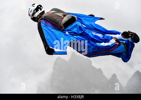 Zhangjiajie, China's Hunan Province. 13th Oct, 2016. Ellen Brennan of the United States glides during the qualification of World Wingsuit League (WWL) China Grand Prix 2016 in Zhangjiajie, central China's Hunan Province, Oct. 13, 2016. Ellen Brennan is the only female wingsuit flier of this competition, who has completed over 750 wingsuit flyings. Credit:  Liu Dawei/Xinhua/Alamy Live News Stock Photo