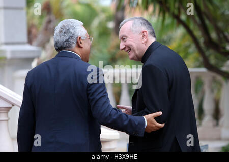 Lisbon, Portugal. 13th Oct, 2016. Portuguese Prime Minister Antonio Costa (L) welcomes Vatican Secretary of State Cardinal Pietro Parolin before their meeting at the Sao Bento Palace in Lisbon, Portugal on October 13, 2016. Photo: Pedro Fiuza © Pedro Fiuza/ZUMA Wire/Alamy Live News Stock Photo