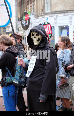 Bristol, UK. 13th October, 2016. Protestors march through the city streets during the evening rush hour to show their support for the National Health Service. The march was organised by Bristol People’s Assembly to demonstrate public support for NHS workers and opposition to the government’s plans for the service. Credit:  Keith Ramsey/Alamy Live News Stock Photo