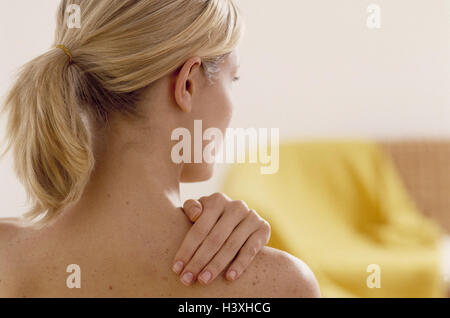 Woman, gesture, nape pains, back view exclusively, model released, inside, free upper part of the body, pains, painfully, spanning, nape spanning, touch, do not touch, printing, press, massage, massage Stock Photo