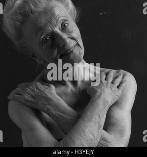 Senior, smile, free upper part of the body, gesture, half portrait, b/w, model released, studio, pensioner, woman, old, folds, shell, creased, friendly, contently, satisfaction, equalised, balance Stock Photo