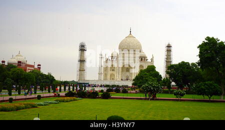 Views of the gardens of the Taj Mahal, an ivory-white marble mausoleum built as a tomb for Mumtaz Mahal, a Mughal Empress and chief consort of emperor Shah Jahan. Dated 21st Century Stock Photo