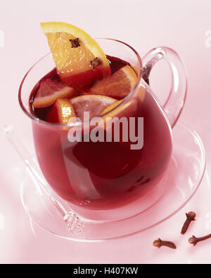 Glass, mulled wine, Sliced orange, cloves food, luxuries, drink, red, hot drink, mixed drink, hotly, strongly, alcoholic, alcoholic, wine-containing, fragrantly, alcohol, punch, heating, tea glass, punch glass, punch glass, wine, red wine, cloves, orange malice, decoration, decorates, ingredients, product photography, Still life, studio Stock Photo