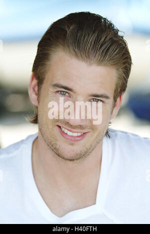 Man, young, Dreitagebart, smiles, portrait,    Men's portrait, 20-30 years, unshaven, eye color green, gaze camera, kindly, sympathetically, hair, summers, styled outside, Stock Photo