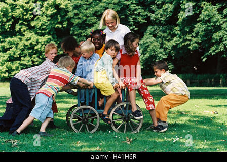 Children, group, skin colour differently, handcarts, push, game, fun, summer, outside youth, childhood, friends, friendship, boy, girl, nationality, passed away, difference, leisure time, amusement, happy, melted, lighthearted, carriages, conductor carria Stock Photo