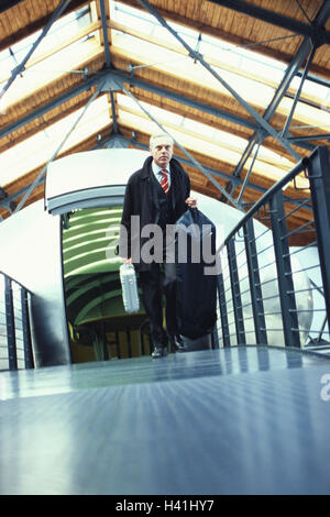 Businessman, middle old person, seriously, briefcase, clothes pouch, in of a great hurry, business, travel, business trip, business date, date, manager, entrepreneur, man, grey-haired, run, in of a great hurry, aluminium case, clothes protective covering, Stock Photo