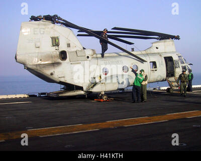 27th January 2003 Operation Enduring Freedom: a U.S. Marines CH-46E Sea Knight helicopter on the USS Nassau in the Persian Gulf. Stock Photo