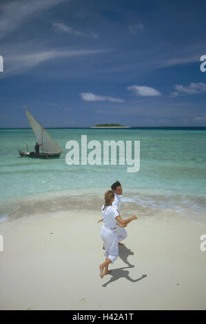 Couple, run young, sea, beach, boat, model released, whole body, person, man, woman, vacation, summer, lifestyle, leisure time, actively, motion, barefoot, attractively, sandy beach, ocean, dream vacation, together, with each other, positively, outside, leisurewear, white, sailboats, Stock Photo