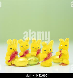 Easter bunnies, Easter eggs, hares, leverets, Easter leverets, carrots, carrots, decoration objects, decoration, Easter decoration, in of a kitschy way, kitsch, eggs, chocolate eggs, chocolate Easter eggs, sweets, sweetly, sweet, studio, Still life Stock Photo