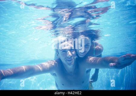Swimming pool, couple, happy, portrait, underwater recording, under water, pool, swimming-pool, young, 20 years, swim, have of a bath, fun, bath pass, cheerfulness, cheerfulness, happy, falls in love, there, smile, vacation, leisure time, summers Stock Photo