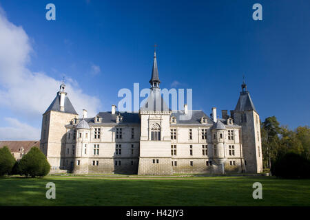 France, Burgundy, Saône-et-Loire, Chateau de Sully, Stock Photo