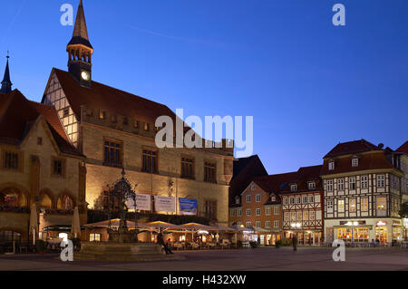 Germany, Lower Saxony, Goettingen, city hall square, old city hall, well, 'Gänseliesel', evening, town, city centre, Old Town, architecture, structures, buildings, historically, university town, marketplace, city centre, market well, Gänselieselbrunnen, half-timbered houses, gastronomy, street restaurants, street cafes, atmospheric, place of interest, person, passer-by, guests, dusk, Stock Photo