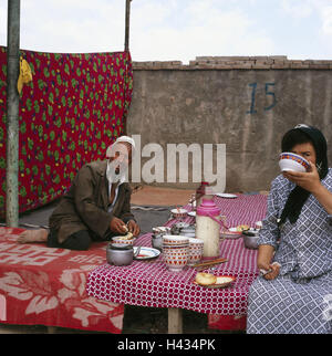 China, region Sinkiang, Framing-even, Sunday market, couple, snack, no model to release, Asia, Silk Road, Xinjiang, Kashi, town, market tag, market, Because Shichang, gastronomy, street bar, cooking cuisine, seat opportunity, person, guests, two, uigurisch, eat, hunger, meal, foods, simply, simply, give, poorly, typically, outside, Stock Photo