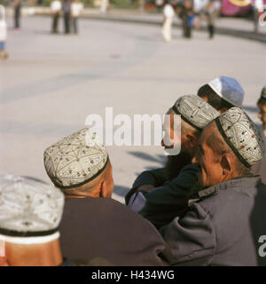 China, region Sinkiang, Framing-even, Id Kah Mosque Square, senior citizens, no model release, Asia, Silk Road, Xinjiang, Kashi, town view, town, city centre, space, person, Uiguren, Muslim, group, zusammensitzen, men, old, Muslims, uigurisch, headgears, caps, caps, traditionally, typically, curled, outside, Stock Photo